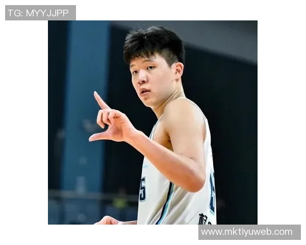 杨瀚森赛前热身展现惊人实力完美对抗后勾手与暴扣三分球全中 杨瀚森赛前热身展现惊人实力完美对抗后勾手与暴扣三分球全中