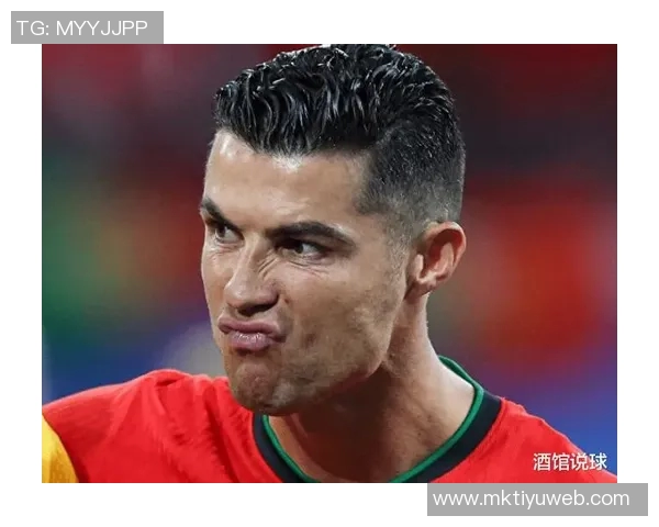 C罗单刀挑射被扑裁判判越位引发争议球迷热议比赛判罚