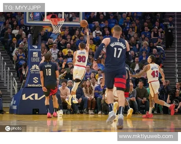 库里分享第三节逆转秘诀：干扰对手投篮保持防守间距避免失误