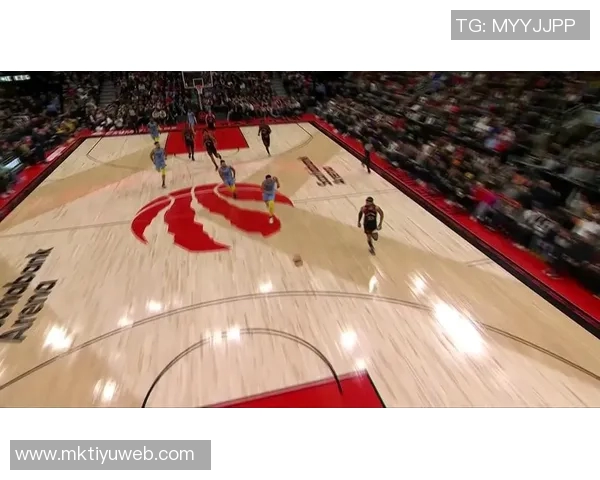 特伦特上篮受伤左小腿被搀扶回更衣室球迷心痛不已