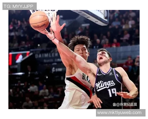 开拓者官方分享凯勒布乐福离开球馆时携篮球的温馨瞬间